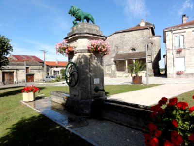 Aulnois-en-Perthois (Meuse) fontaine avec lion