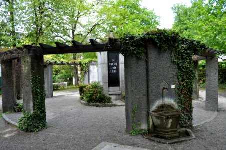 Auerbach, Gefallenen-Ehrenmal, In Treue und Leid und Brunnen