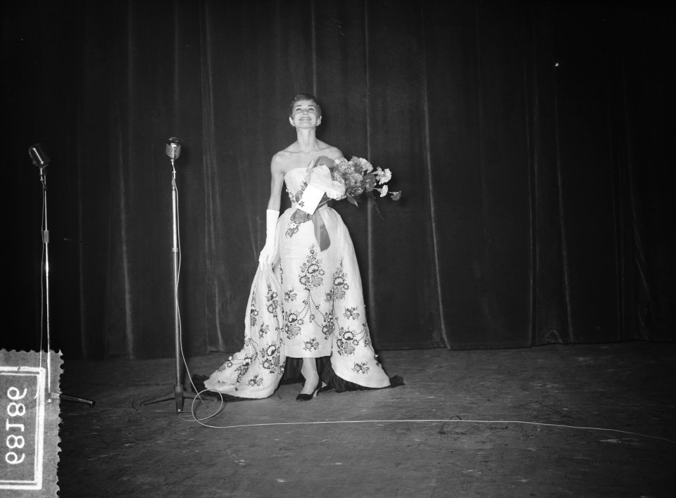 Audrey Hepburn bij feestavond film Tuschinsky, Bestanddeelnr 906-8186