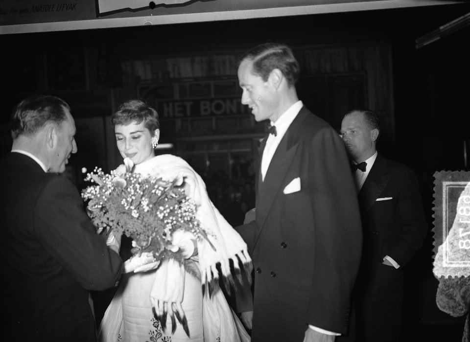 Audrey Hepburn bij feestavond film Tuschinsky, Bestanddeelnr 906-8178