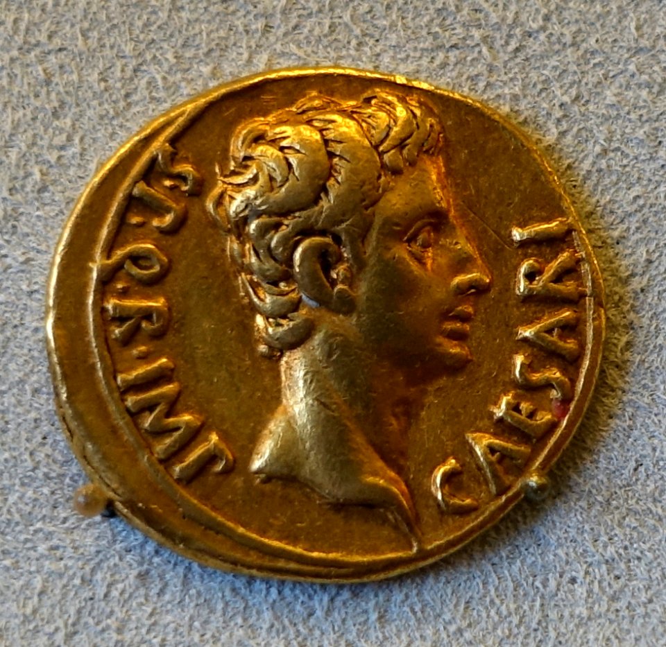 Aureus, Augustus, Nimes, 18-16 BC - Bode-Museum - DSC02592