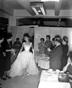 Audrey Hepburn als verkoopster bij Gerzon, o.a. modeshow, Bestanddeelnr 906-8176