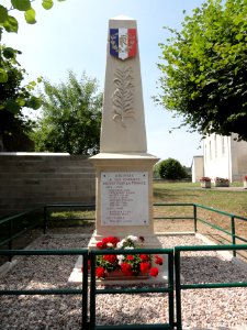Aulnois-sous-Vertuzey (Meuse) monument aux morts
