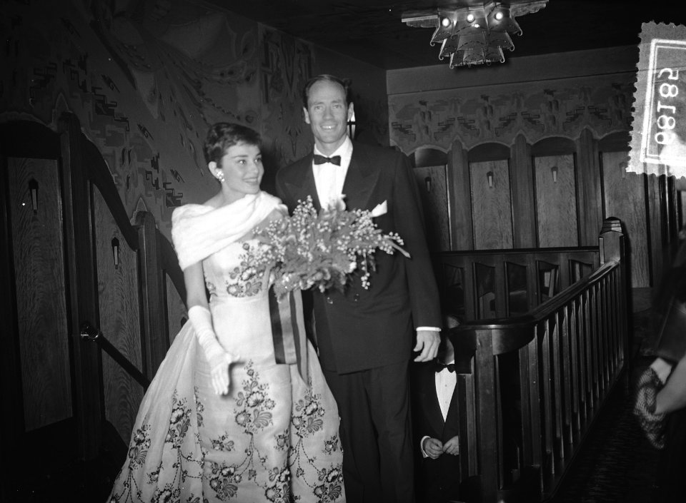 Audrey Hepburn met echtgenoot Mel Ferrer tijdens feestavond film Tuschinsky, Bestanddeelnr 906-8185