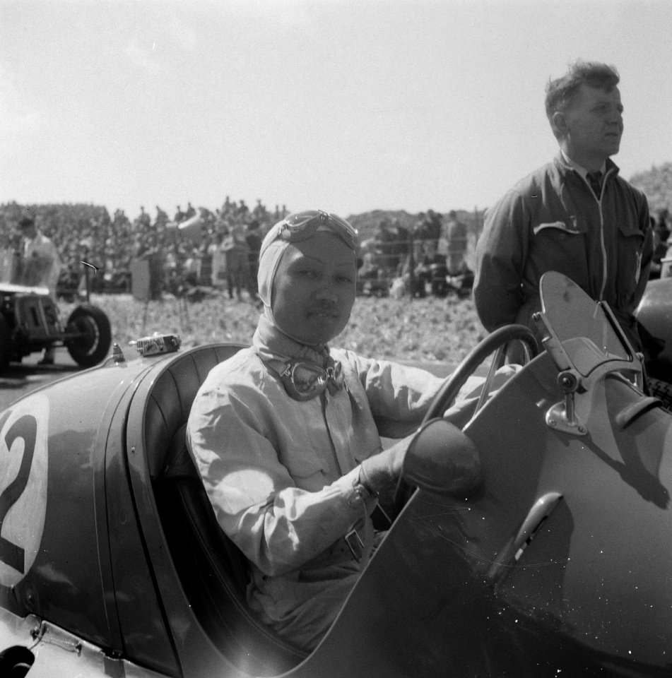 Autoraces te Zandvoort. Prins Bira van Siam in zijn Maserati voor de start van d, Bestanddeelnr 902-9011