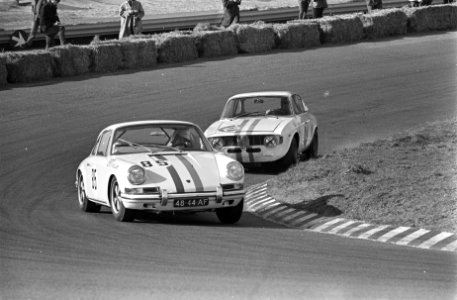 Autoraces op Zandvoort. Tourwagens boven 1000cc. Links Bob van der Sluis in Pors, Bestanddeelnr 921-2350