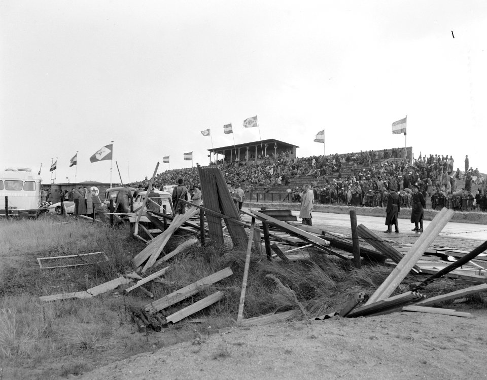 Autoraces Zandvoort voor sportwagens storm en regen belaagden de spits welke bez, Bestanddeelnr 907-2671