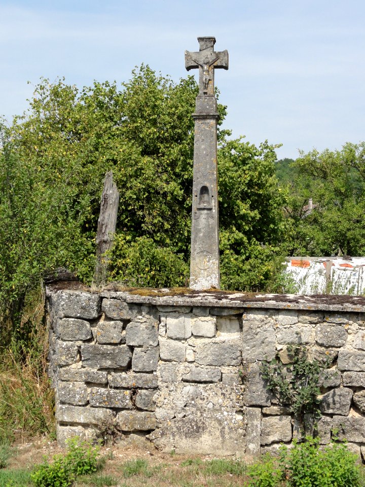 Aulnois-sous-Vertuzey (Meuse) croix de chemin