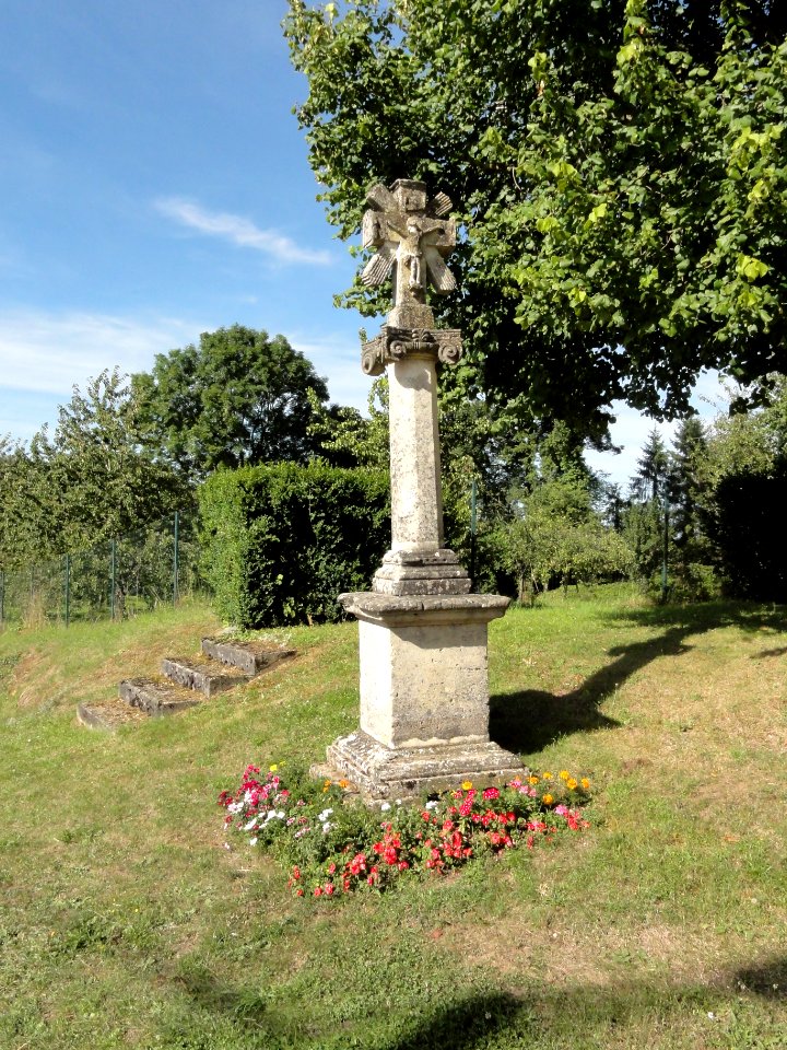 Aulnois-en-Perthois (Meuse) croix de chemin