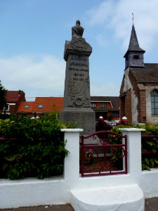 Aumerval (Pas-de-Calais) monument aux morts et flèche de l'église