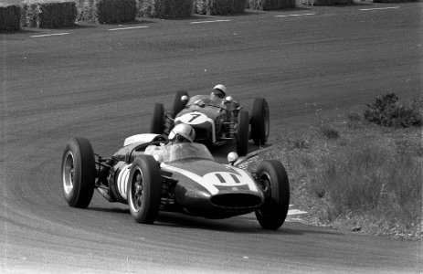 Autoraces op het circuit van Zandvoort Jack Brabham in zijn Cooper onderaan de , Bestanddeelnr 911-3170