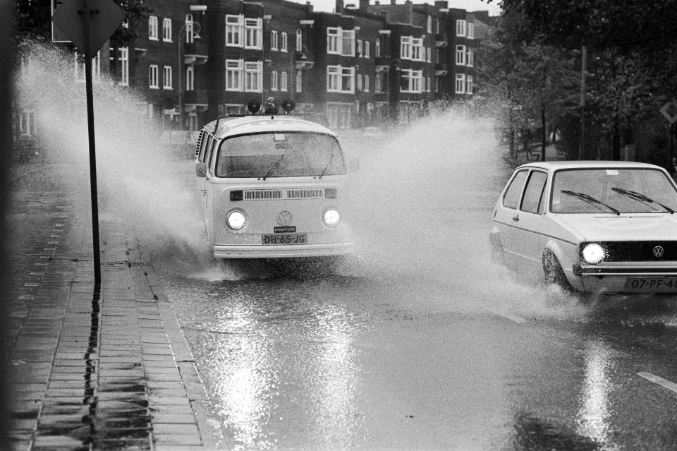 Autos rijden door een diepe plas na enkele dagen regen, Bestanddeelnr 931-7503