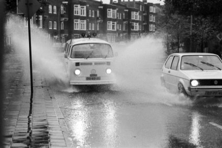 Autos rijden door een diepe plas na enkele dagen regen, Bestanddeelnr 931-7503
