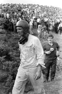 Autoraces op het circuit van Zandvoort. Dan Gurney wandelt terug naar de pits na, Bestanddeelnr 911-3165