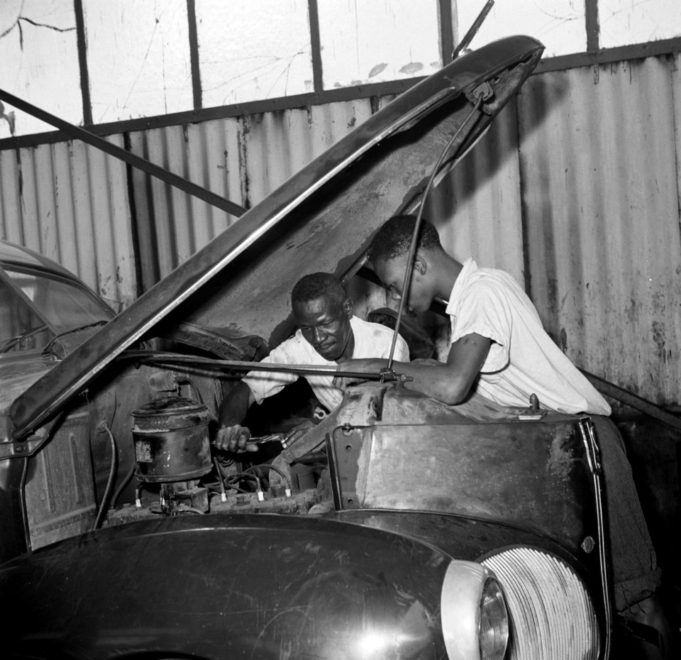 Autoreparatie in het klooster Scherpenheuvel op Curaçao, Bestanddeelnr 252-8574