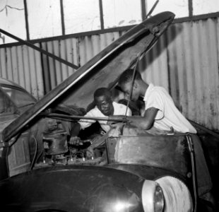 Autoreparatie in het klooster Scherpenheuvel op Curaçao, Bestanddeelnr 252-8574
