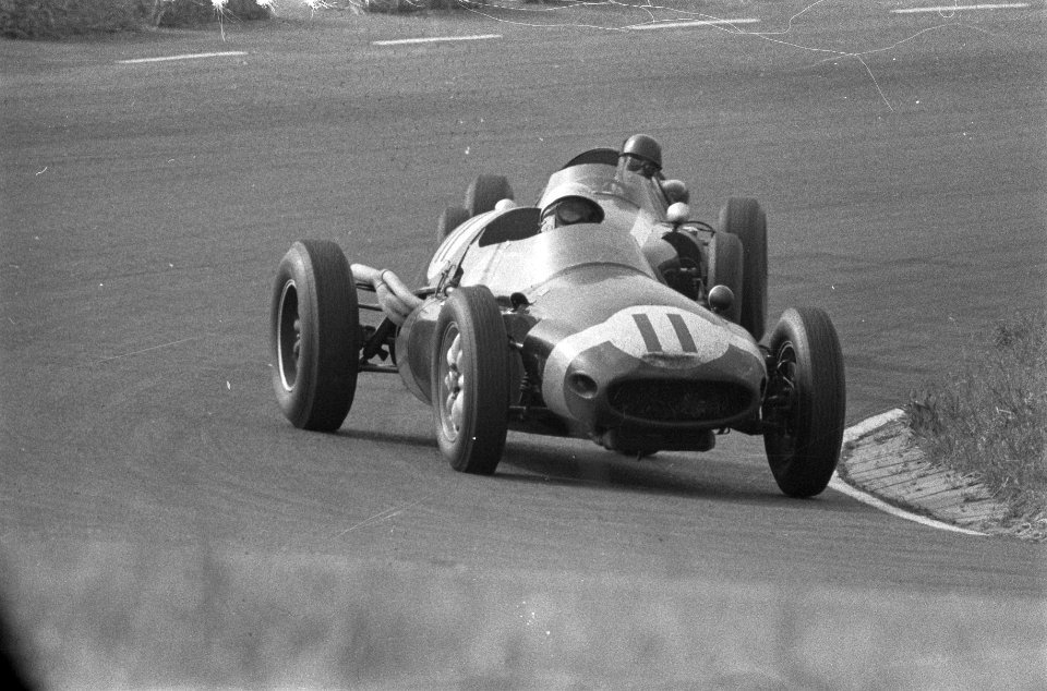 Autoraces op het circuit van Zandvoort van de Grand Prix Stirling Moss (no.11) t, Bestanddeelnr 910-4129