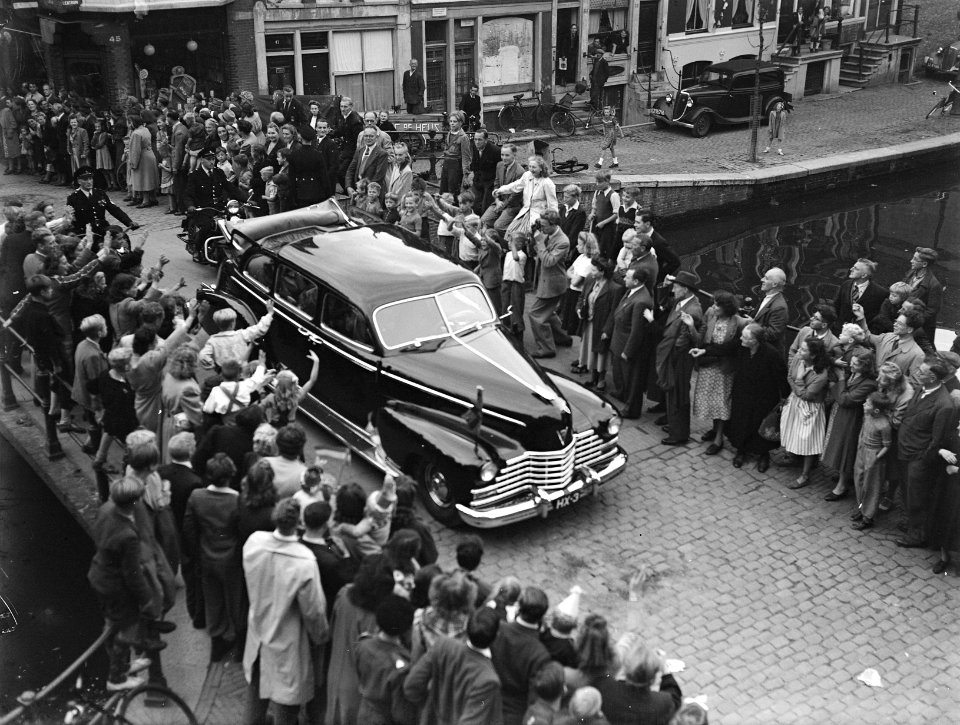 Autorit van koningin Wilhelmina, met prinses Juliana en de drie oudste prinsesje, Bestanddeelnr 900-0065