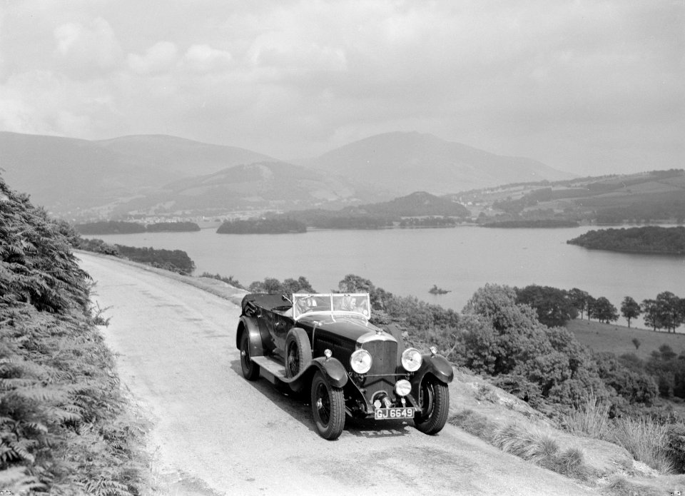 Autorit langs een meer, met bergen op de achtergrond, Bestanddeelnr 254-2773