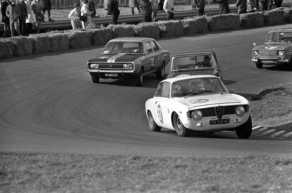 Autoraces op Zandvoort. Tourwagens boven 1000cc. Nummers 25.26 H. E. Nieuwenhuis, Bestanddeelnr 921-2352