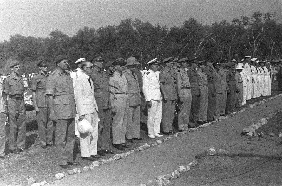 Autoriteiten zijn aanwezig. 3e van links generaal Mansergh, daarnaast generaal S, Bestanddeelnr 48-1-3