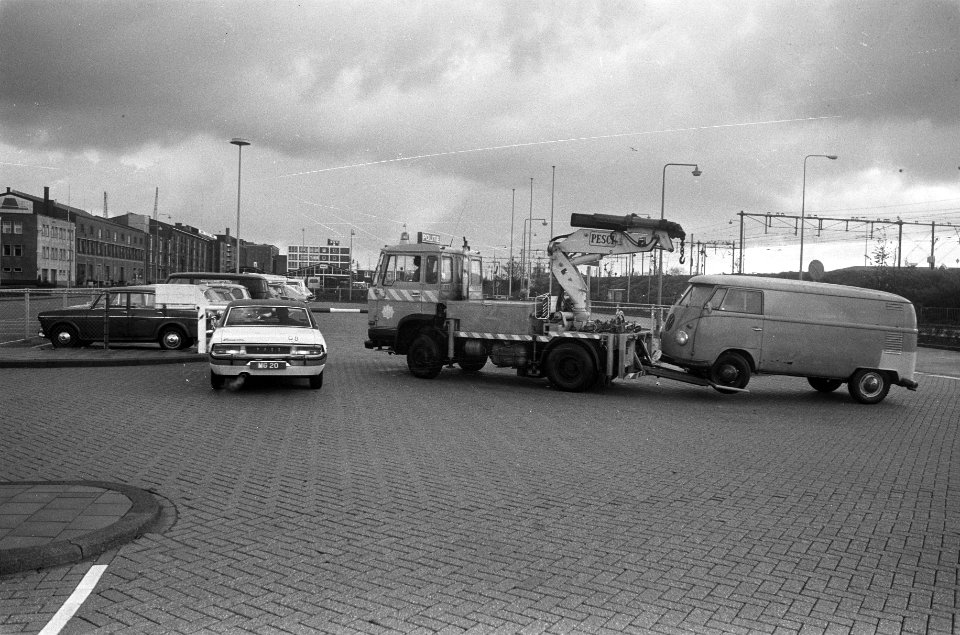 Autos van overtreders van het rijverbod worden naar de Oostelijke Handelskade ge, Bestanddeelnr 926-8190