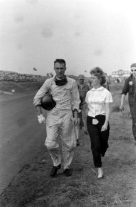 Autoraces op het circuit van Zandvoort De Amerikaan Dan Gurney wandelt (aangesl, Bestanddeelnr 911-3172