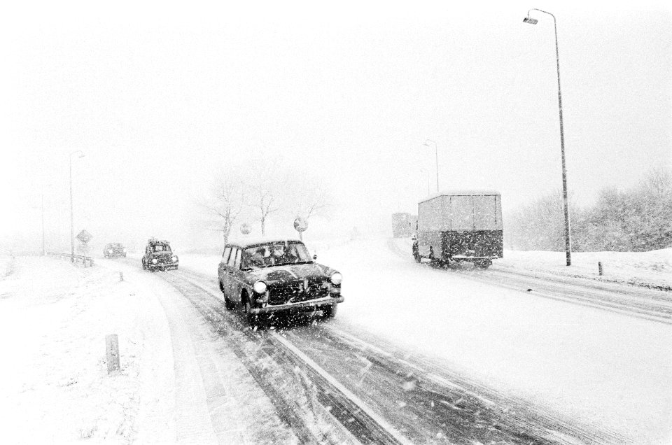 Autos in de sneeuw bij Ouderkerk bij Amsterdam, Bestanddeelnr 924-1381