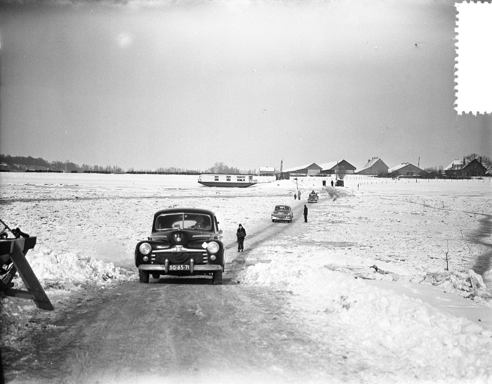 Autos over het ijs op de Rijn bij Opheusden, Bestanddeelnr 907-6098