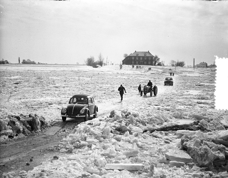 Autos over het ijs op de Rijn bij Opheusden, Bestanddeelnr 907-6102