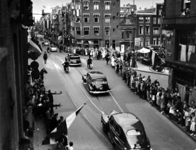 Autorit van koningin Wilhelmina, met prinses Juliana en de drie oudste prinsesje, Bestanddeelnr 900-0066