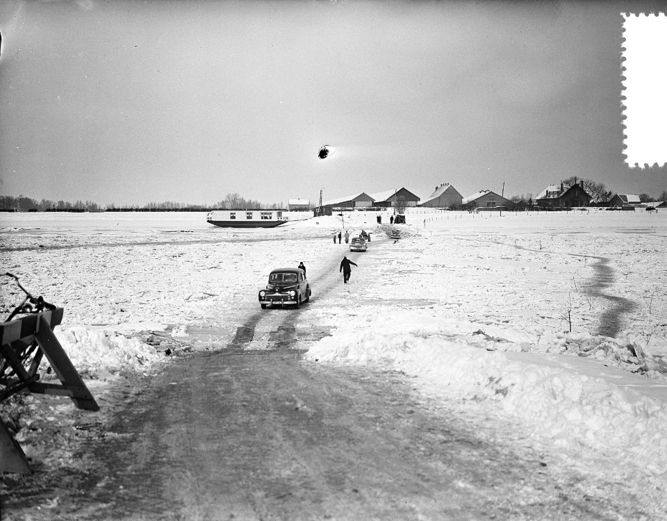 Autos over het ijs op de Rijn bij Opheusden, Bestanddeelnr 907-6095