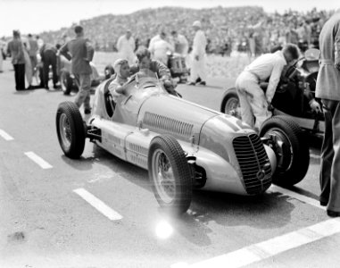 Autoraces te Zandvoort. Vooraan start Prins Bira van Siam met zijn Maserati. Hij, Bestanddeelnr 902-9014