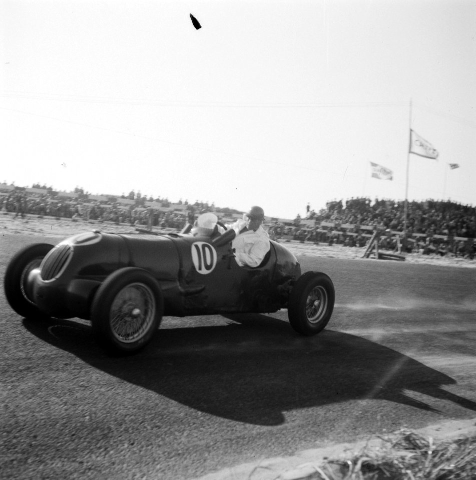 Autoraces te Zandvoort. Tony Rolt met zijn Alfa Romeo onderaan de Hunzerug, Bestanddeelnr 902-9012