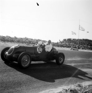 Autoraces te Zandvoort. Tony Rolt met zijn Alfa Romeo onderaan de Hunzerug, Bestanddeelnr 902-9012