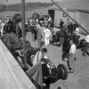 Autoraces te Zandvoort. Gezicht achter de pits met vooraan nr. 10, de Alfa Romeo, Bestanddeelnr 902-9008