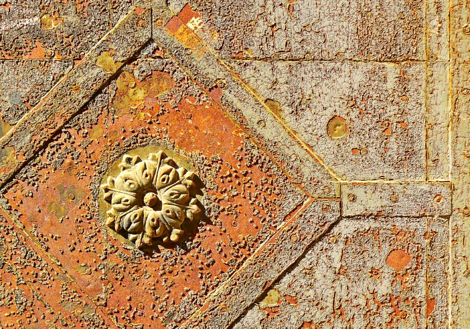 Texture fitting ornament