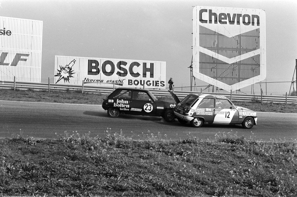 Autoraces op Zandvoort finale race Renault vijf , botsing Henk Boerkamp (nr 23, Bestanddeelnr 928-8126