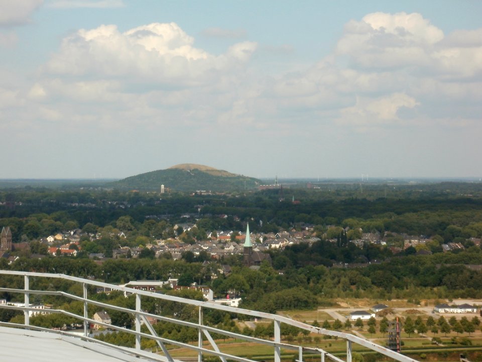 Ausblick vom Gasometer Oberhausen am 23 08 2012 mit Sicht zur Haniel Halde Bottrop