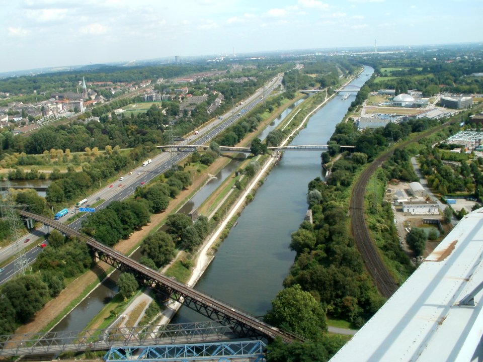 Ausblick vom Gasometer Oberhausen am 23 08 2012 mit Sicht zur Skihalle Bottrop