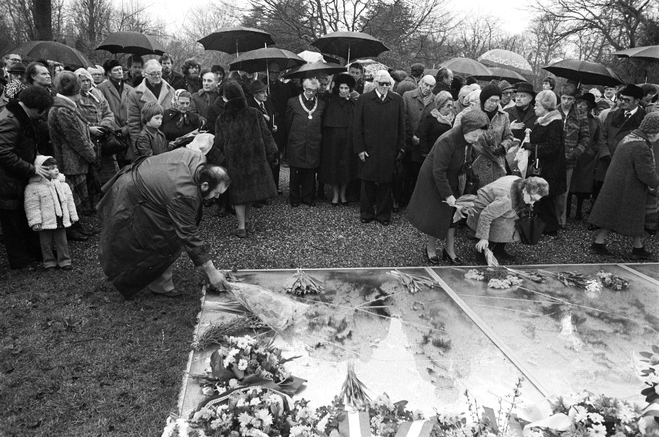 Auschwitz herdenking op Nieuwe Oosterbegraafplaats in Amsterdam, Bestanddeelnr 929-5480