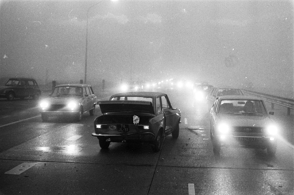 Autos in dichte mist en wrak, Bestanddeelnr 929-5145