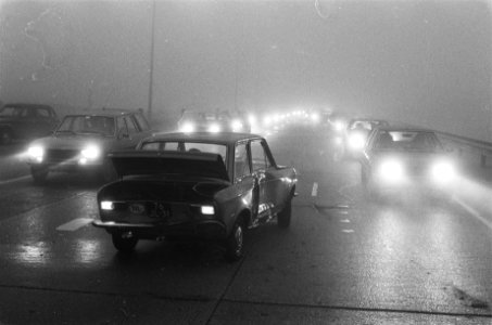 Autos in dichte mist en wrak, Bestanddeelnr 929-5146