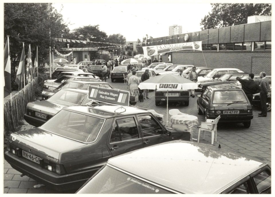 Autoshow op het terrein van het Sportfondsenbad aan de Zwemmerslaan. NL-HlmNHA 54020705