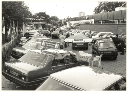 Autoshow op het terrein van het Sportfondsenbad aan de Zwemmerslaan. NL-HlmNHA 54020705