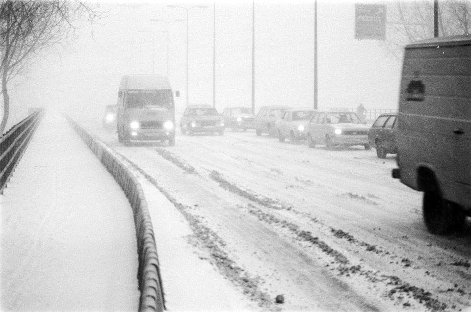Autos in sneeuwbui op de Utrechtse weg, Bestanddeelnr 930-0629
