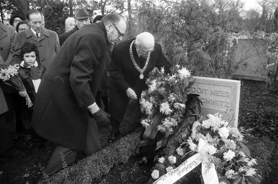 Auschwitzherdenking op Nieuwe Oosterbegraafplaats in Amsterdam burgemeester Sam, Bestanddeelnr 928-3786