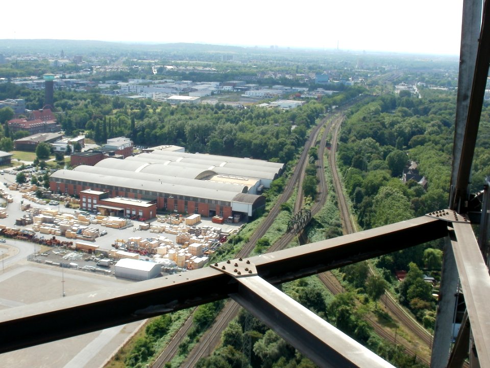 Ausblick vom Gasometer Oberhausen am 23 08 2012 mit Sicht über die Bahnstrecke Oberhausen