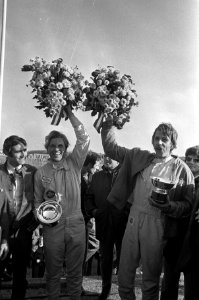 Autoraces Zandvoort, (l) H Akersloot en (r) B van de Sluis met krans, Bestanddeelnr 925-0355