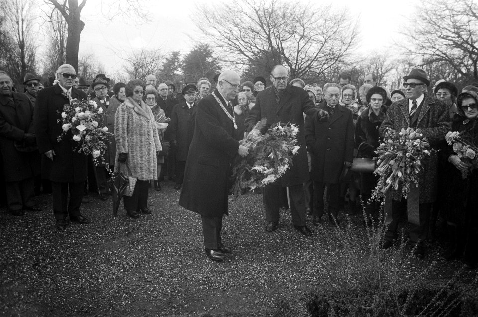 Auschwitzherdenking op Nieuwe Oosterbegraafplaats in Amsterdam burgemeester Sam, Bestanddeelnr 928-3787